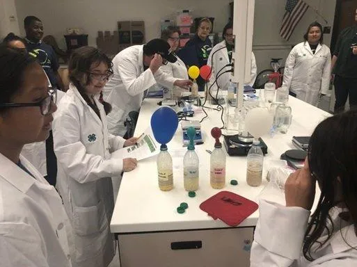 students_explore_bioenergy_concepts_in_the_laboratory_513x384