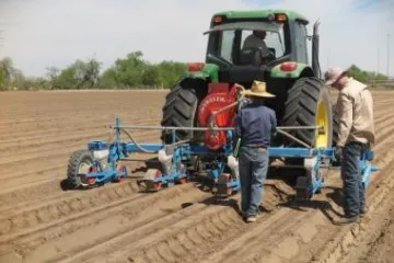sbar_west_4.12.18_guayule_planting_10_600x400